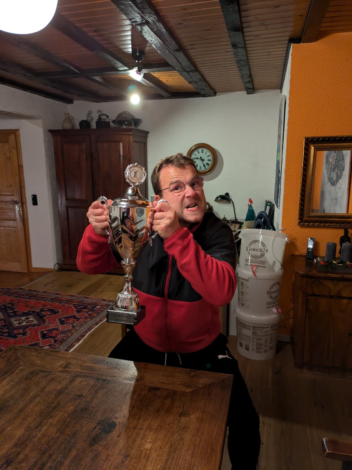 Tim mit dem Pokal 2024 — ein Prachtkerl