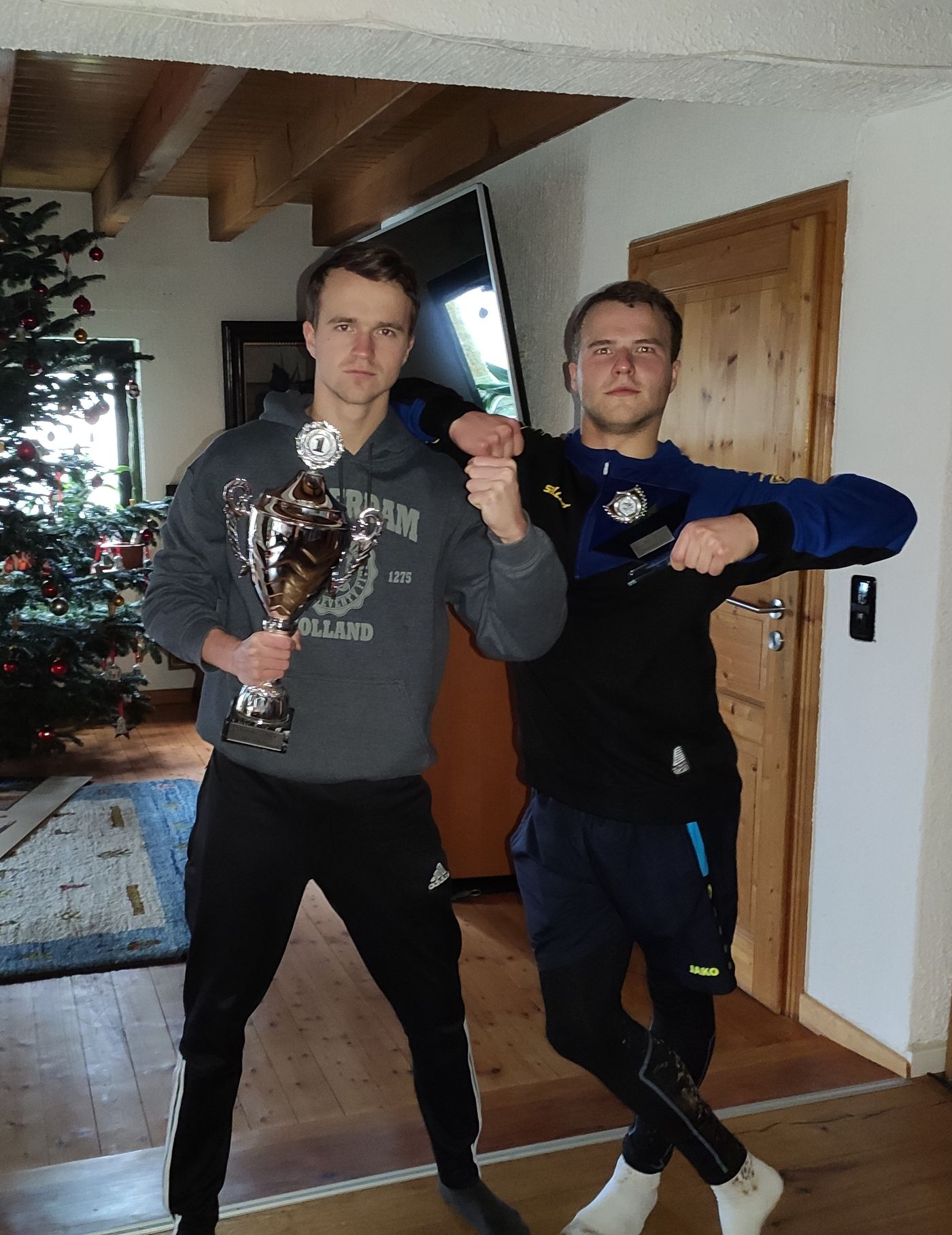 Siegerfoto Winter Edition 2020 — Bent mit Pokal